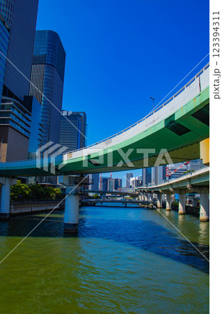 【大阪風景】淀屋橋界隈の川沿いのビル群 【大阪風景】淀屋橋界隈の川沿いのビル群 123394311