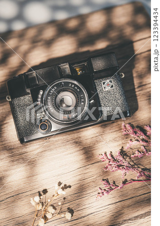 洋書の紙と光とカメラ 123394434