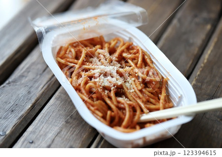 コンビニ弁当のミニパックのナポリタンスパゲティ 123394615