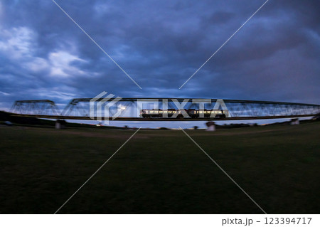 【高徳線】夕暮れ時の吉野川橋梁を渡る特急列車 123394717