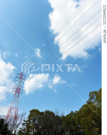 空に伸びる鉄塔 123394922