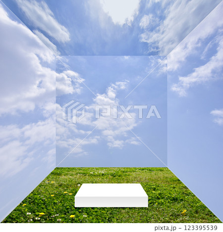 暖かな空気に包まれた、展示台がある青空ボックス 123395539