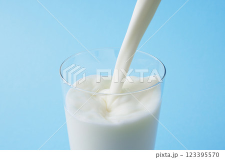 グラスに注いだ新鮮な牛乳 123395570