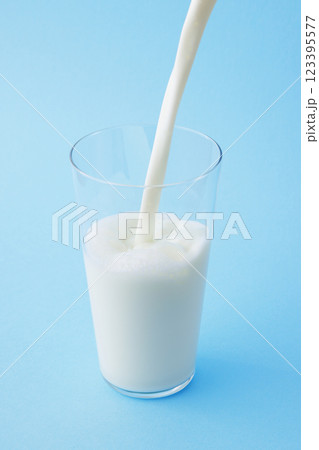 グラスに注いだ新鮮な牛乳 123395577