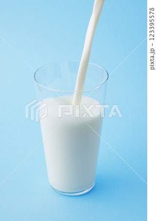 グラスに注いだ新鮮な牛乳 123395578