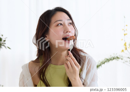 ダイニングで朝ごはんを食べる女性 ダイニングで朝ごはんを食べる女性 123396005