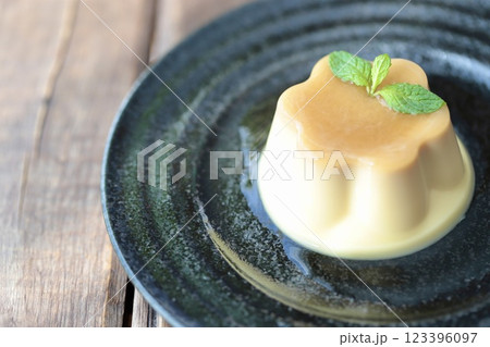 ゼラチンで固めた花型のカスタードプリン 123396097