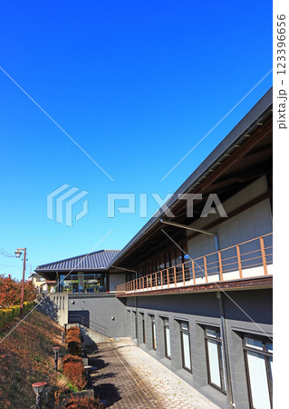 静岡県掛川市、掛川市立中央図書館の風景 123396656