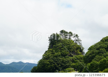 山の上に広がる雲 123396673