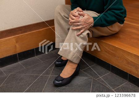 膝を痛めている老人 膝を痛めている老人 123396678