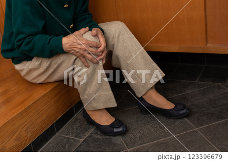 膝を痛めている老人 膝を痛めている老人 123396679