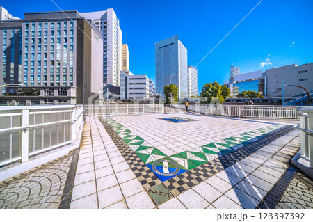 日本の横浜都市景観 桜木町駅　新南口(市役所口）や横浜市役所、電車などを望む 123397392