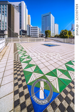 日本の横浜都市景観 桜木町駅　新南口(市役所口）や横浜市役所、電車などを望む 123397404