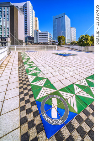 日本の横浜都市景観 桜木町駅 新南口(市役所口)や横浜市役所、電車などを望む 日本の横浜都市景観 桜木町駅 新南口(市役所口)や横浜市役所、電車などを望む 123397405