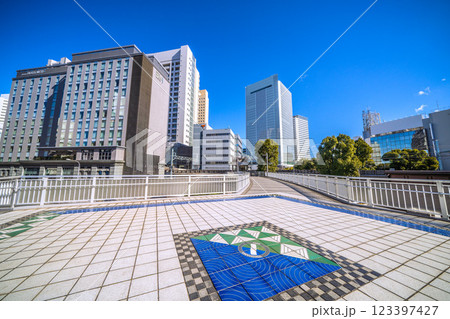 日本の横浜都市景観 桜木町駅　新南口(市役所口）や横浜市役所などを望む 123397427