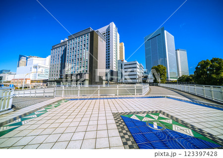 日本の横浜都市景観 桜木町駅　新南口(市役所口）や横浜市役所などを望む 123397428