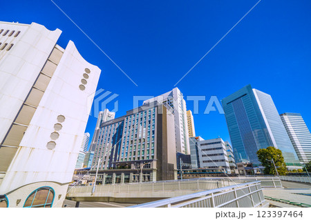 日本の横浜都市景観 桜木町駅 新南口(市役所口)や横浜市役所、電車などを望む 日本の横浜都市景観 桜木町駅 新南口(市役所口)や横浜市役所、電車などを望む 123397464