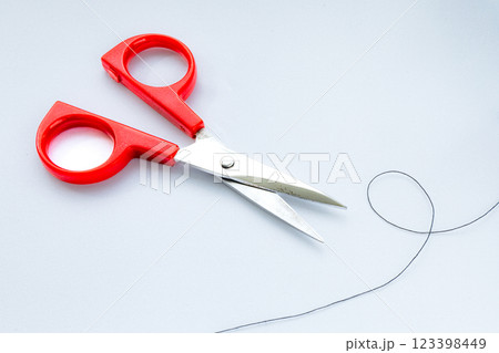 白の背景にハサミで糸を切るイメージ 123398449