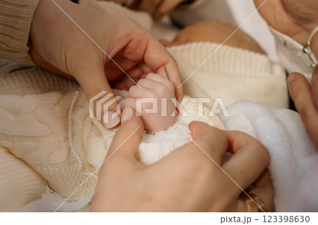Tender Connection: A Parent's Embrace with a Newborn 123398630