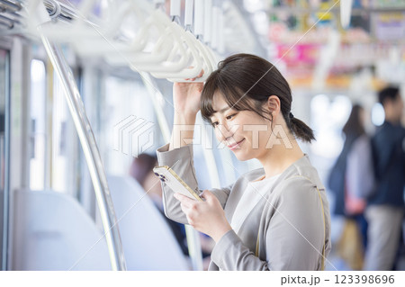 車内でスマホを見る女性 撮影協力・京王電鉄株式会社 車内でスマホを見る女性 撮影協力・京王電鉄株式会社 123398696