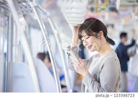 車内でスマホを見る女性 撮影協力・京王電鉄株式会社 車内でスマホを見る女性 撮影協力・京王電鉄株式会社 123398723
