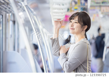 車内でスマホを見る女性　撮影協力・京王電鉄株式会社 123398725