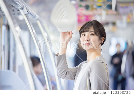 つり革につかまる女性　撮影協力・京王電鉄株式会社 123398726