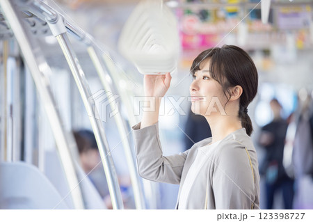 つり革につかまる女性　撮影協力・京王電鉄株式会社 123398727