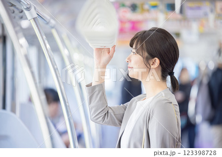 つり革につかまる女性　撮影協力・京王電鉄株式会社 123398728