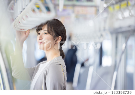 車内でスマホを見る女性 撮影協力・京王電鉄株式会社 車内でスマホを見る女性 撮影協力・京王電鉄株式会社 123398729