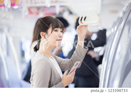 電車　スマホ　女性　撮影協力・京王電鉄株式会社 123398733