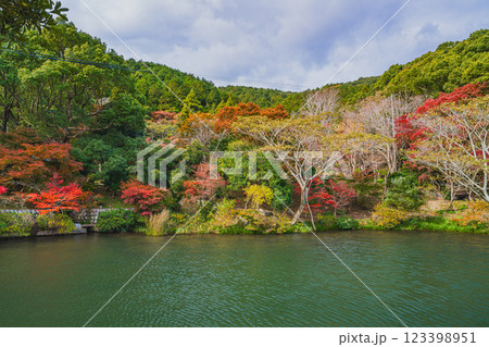 田原市にある滝頭公園の秋の紅葉した山と池の風景(愛知県) 田原市にある滝頭公園の秋の紅葉した山と池の風景(愛知県) 123398951