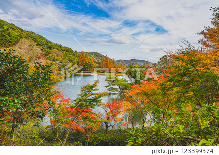 田原市にある滝頭公園の秋の紅葉した山と池の風景(愛知県) 123399374