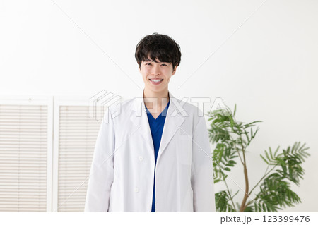 白衣を着た笑顔の男性 白衣を着た笑顔の男性 123399476