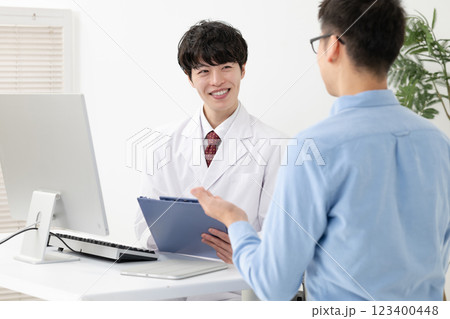 診察をする医師 診察をする医師 123400448