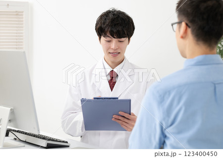 診察をする医師 123400450