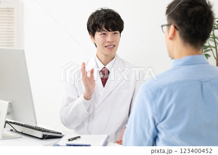診察をする医師 診察をする医師 123400452