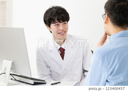 診察をする医師 診察をする医師 123400457