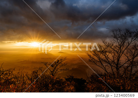 田子山展望所の朝の景色(阿蘇市そらふねの桟橋) 田子山展望所の朝の景色(阿蘇市そらふねの桟橋) 123400569
