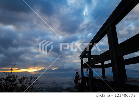 田子山展望所の朝の景色（阿蘇市そらふねの桟橋） 123400578