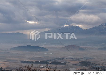 田子山展望所の朝の景色（阿蘇市そらふねの桟橋） 123400586