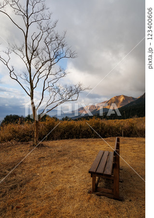 田子山展望所の朝の景色（阿蘇市そらふねの桟橋） 123400606