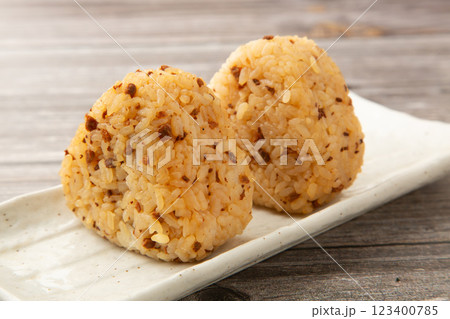 鶏そぼろ飯のおにぎり 123400785