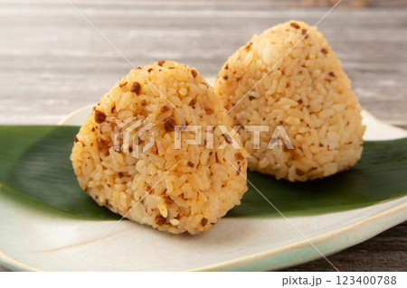 鶏そぼろ飯のおにぎり 123400788