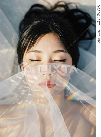 シフォンのベールに包まれた幻想的な日本人女性（AI生成画像） 123400850