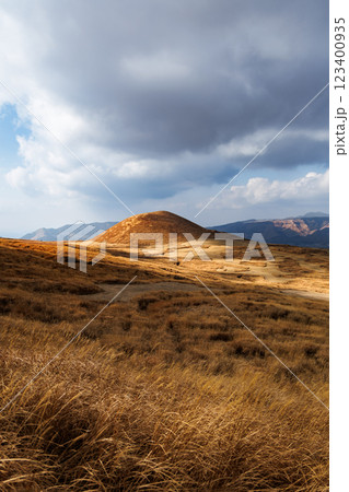 冬の米塚（阿蘇くじゅう国立公園） 123400935