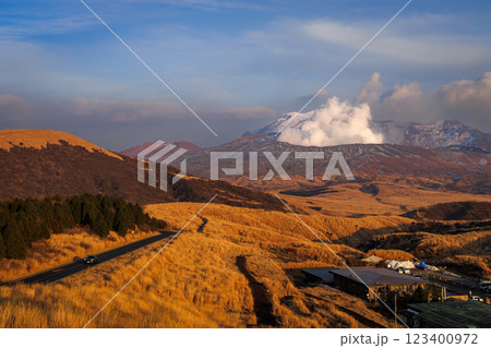 白い噴煙を上げる中岳(阿蘇くじゅう国立公園) 白い噴煙を上げる中岳(阿蘇くじゅう国立公園) 123400972