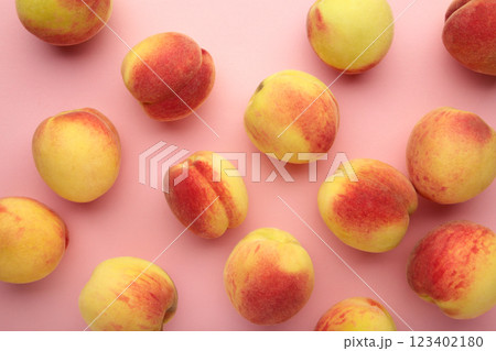 Fresh ripe peaches on pink background, top view. 123402180