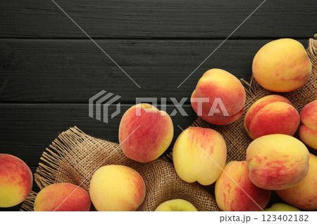 Fresh ripe peaches on black background, top view 123402182