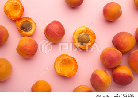 Fresh apricots on pink pastel background 123402189